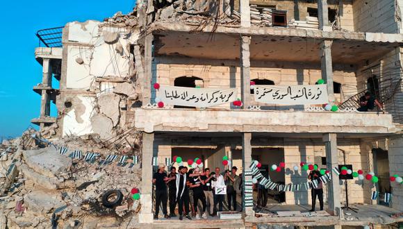 En Idlib, entre las ruinas, se conmemora la resistencia a Al-Assad (Foto de OMAR HAJ KADOUR / AFP).