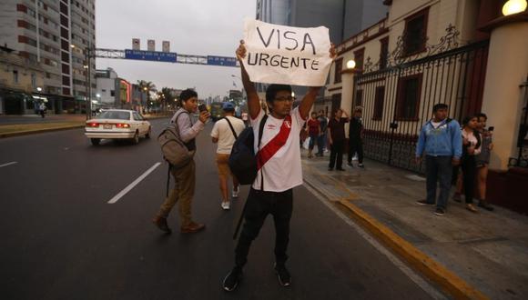 Un grupo de peruanos exigía que se pida visa a los extranjeros que ingresan al país. (Foto: Mario Zapata/Grupo El Comercio)