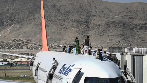 Tras la toma de Kabul el domingo por los talibanes, miles de afganos acudieron al aeropuerto de la capital para tratar de huir del país mientras se cancelaban todos los vuelos comerciales. (Foto: Wakil Kohsar / AFP)