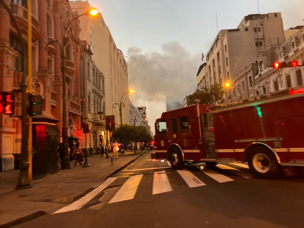 Se registra un incendio en la cuadra 7 de la avenida Colmena, en el distrito de Cercado de Lima. (Foto: Carlos Viguria)