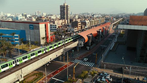 Toma panorámica del Metro de Lima en pleno funcionamiento durante el toque de queda en la capital, anunciada casi a la medianoche por el presidente Pedro Castillo. (Foto: Bryan Albornoz / GEC)