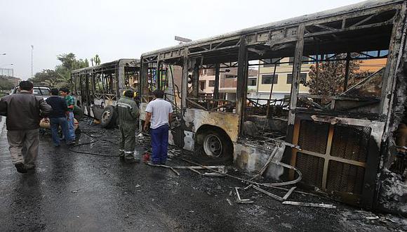 El bus quedó destruido por el fuego.  (Martín Pauca)