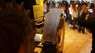 Estacionan un tractor en la puerta de local en donde votará presidente regional de Cataluña
