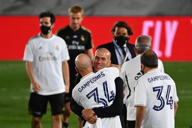 En su segunda etapa como DT de Real Madrid, Zinedine Zidane celebró el título de LaLiga en la temporada 2019-20. (Foto: AFP)
