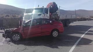 Un muerto y tres heridos deja choque entre camión y auto en Moquegua