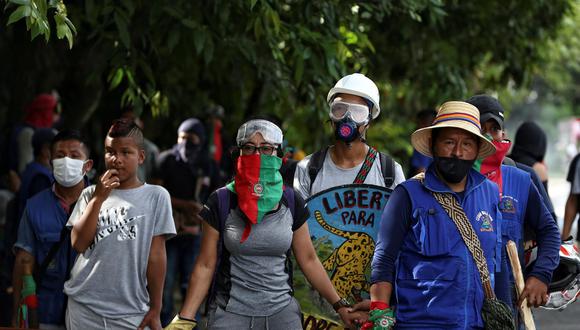 Varias autoridades denunciaron que este domingo supuestos civiles armados dispararon contra un grupo de indígenas que estaban manifestándose a las afueras de la ciudad colombiana de Cali, dejando varios heridos. (Foto: EFE/ Pablo Rodríguez)