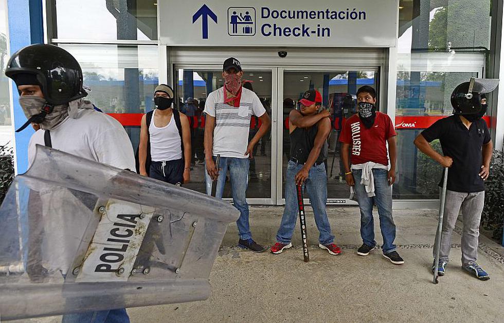 México: Manifestantes bloquearon entrada a aeropuerto de Acapulco. (AFP)