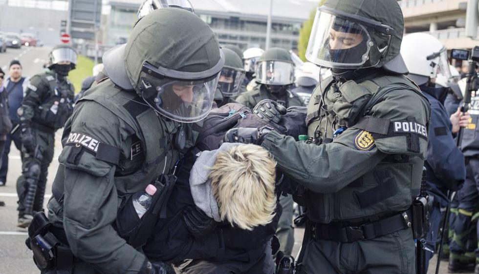 Alemania: Enfrentamientos entre militantes de izquierda y antirefugiados dejan 400 detenidos. (AFP)
