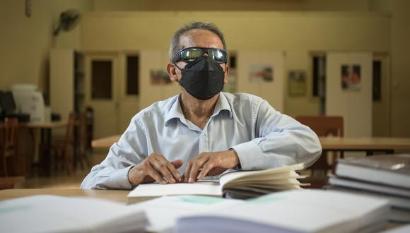Rigoberto Camargo enseña braille en la Biblioteca Nacional del Perú. (Fotos: joel alonzo/gec).