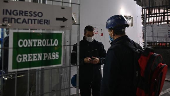 En Italia están obligando a mostrar el certificado sanitario en los medios de transporte como medida para detener el COVID-19. (Foto: Marco BERTORELLO / AFP)