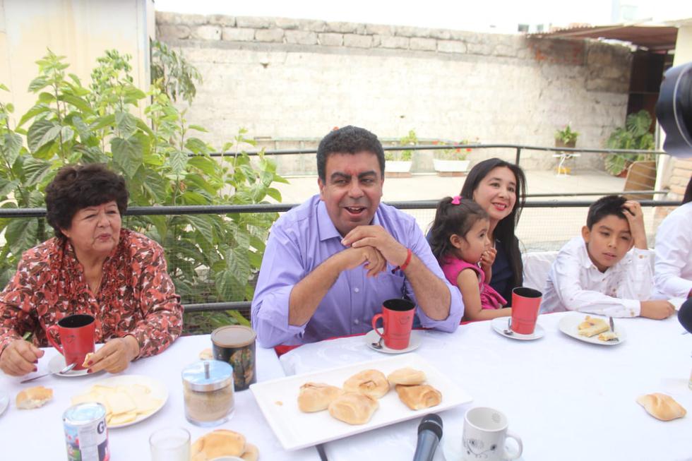 Javier Ismodes encabeza desayuno junto a su familia.