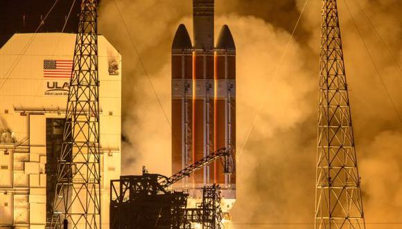 Esta foto impresa lanzada por la NASA muestra el cohete United Launch Alliance Delta IV Heavy con el Parker Solar Probe a bordo que se lanza desde Mobile Service Tower. (Foto: AFP)