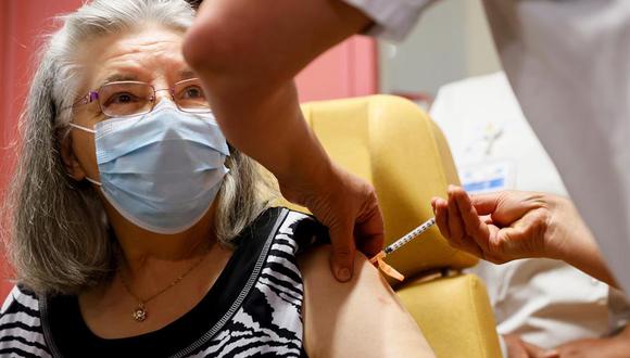 Mauricette, una ex asistenta de hogar de 78 años, se convirtió este domingo en la primera persona en Francia en recibir la vacuna. (Foto:  EFE/EPA/THOMAS SAMSON / POOL MAXPPP OUT)