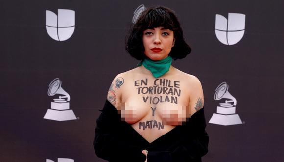 Latin Grammy 2019: Mon Laferte sorprende con polémica protesta durante la alfombra roja de los premios. (Foto: AFP)
