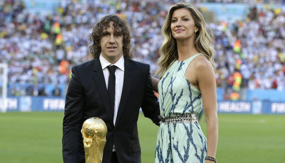 La modelo brasileña Gisele Bündchen  y el futbolista español Carles Puyol fueron los encargados de colocar la Copa de la FIFA en el atrio especial, antes que comience el partido entre Alemania y Argentina. (AP)
