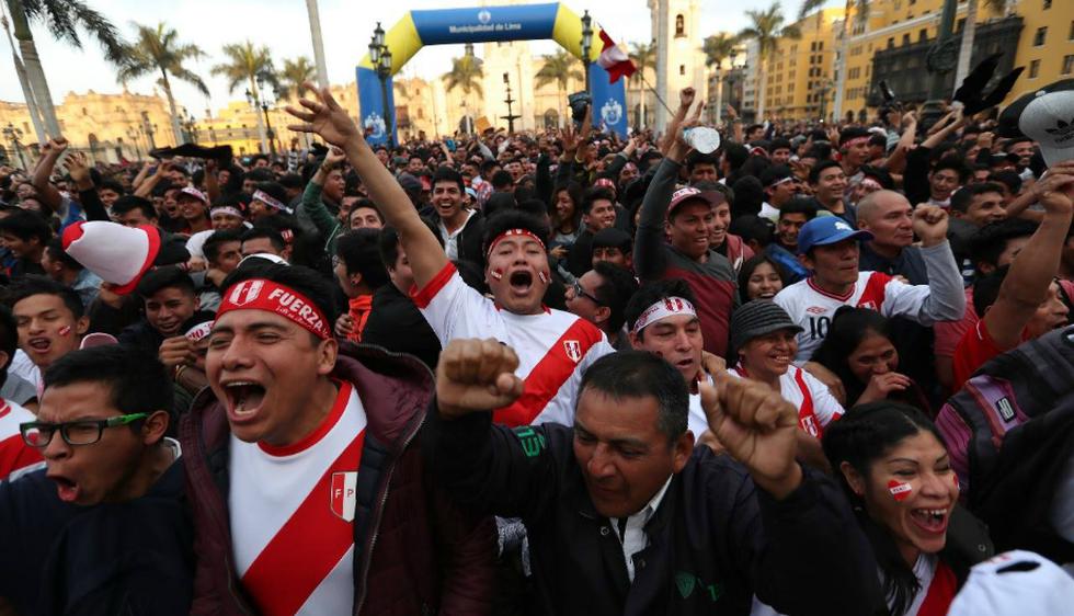 Cientos de fanáticos de la selección peruana se congregaron en la Plaza de Armas de Lima para celebrar el triunfo de Perú ante Ecuador. (Municipalidad de Lima)
