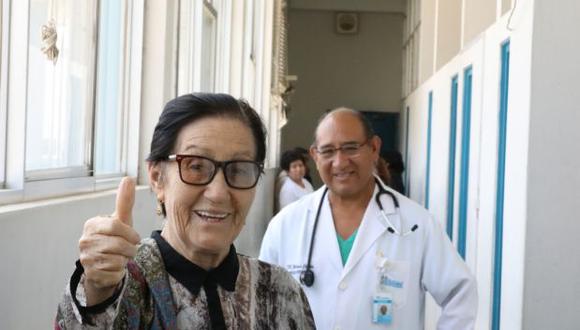Gricelda Alarcón ingresó por emergencia presentando un fuerte dolor en el pecho. Luego de la operación, agradeció a los médicos por la atención recibida. (Foto: EsSalud)