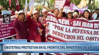 Obstetras protestan en el frontis del Ministerio de Salud | VIDEO