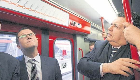El futuro jurídico de Alan García, podría dar un giro. Aquí, con Jorge Barata en el tren eléctrico. (Perú21)