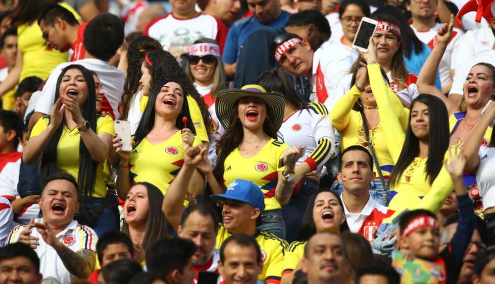 En las tribunas del estadio Monumental se vio a parejas vistiendo, cada uno, camisetas de Perú y Colombia. Además, en las tribunas se ubicaron familias enteras. (Giancarlo Ávila)