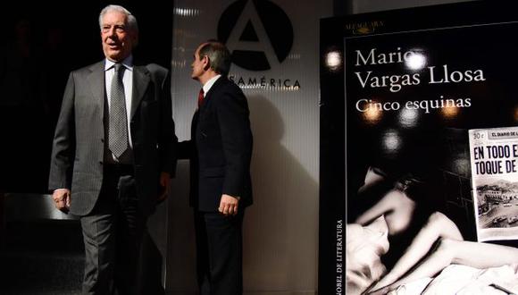 'Cinco esquinas', el último libro de Vargas Llosa, aparece entre los libros más vendidos en Colombia y México. (AFP)