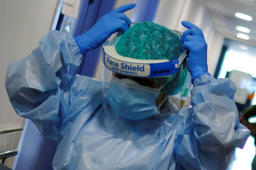 Imagen de un personal sanitario preparándose para tratar a un paciente con coronavirus en un hospital de Barcelona, España, el 20 de octubre de 2020. (REUTERS/Nacho Doce).