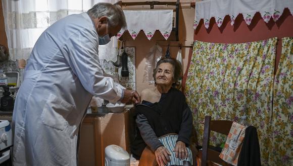 Aunque Grecia ha sido de los primeros países en imponer la obligatoriedad de la vacuna en algunas profesiones, el índice de vacunación de la población general con la pauta completa ronda todavía el 61%. (Foto:  ARIS MESSINIS / AFP)