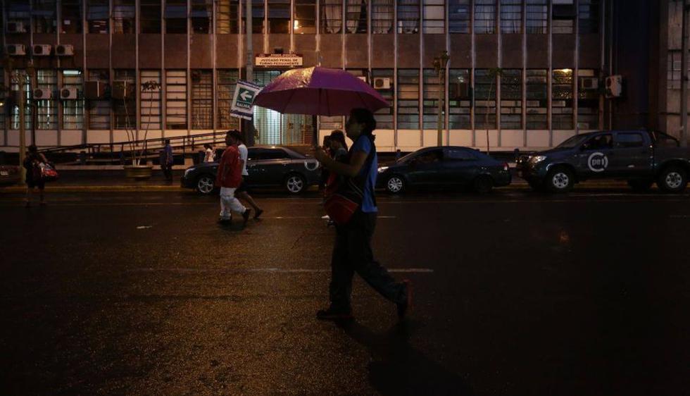 Lluvia cae sobre la capital en noche de sábado. (Anthony Niño de Guzmán/Perú21)