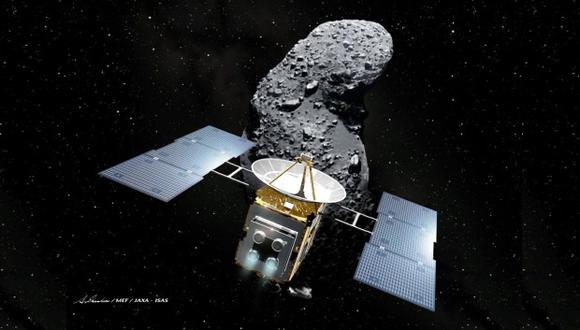 Ilustración de Akihiro Ikeshita lanzada por la Agencia de Exploración Aeroespacial de Japón (JAXA) muestra la sonda espacial japonesa "Hayabusa" y el asteroide Itokawa en el espacio. (Foto: AFP)