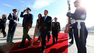 Nadine Heredia rompió protocolo a la llegada de Ollanta Humala a Chile