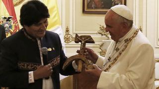 Evo Morales defendió y explicó significado de crucifijo que le regaló al papa Francisco