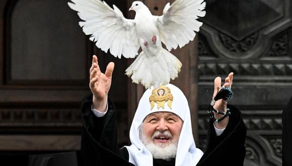 El patriarca ortodoxo ruso Kirill libera una paloma blanca después de una misa que marca la Fiesta de la Anunciación frente a la Catedral de Cristo Salvador en Moscú el 7 de abril de 2022. (Foto: Kirill KUDRYAVTSEV / AFP)