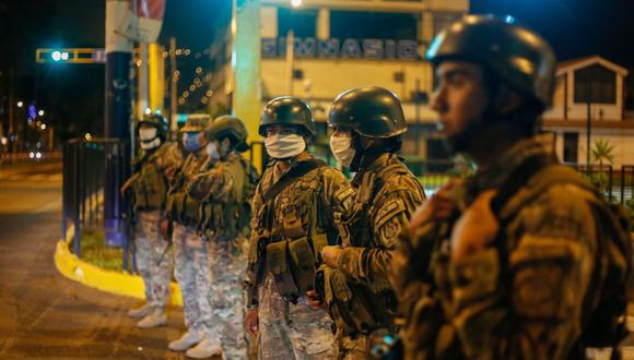 "Agentes de la fuerza, defiendan la República. Nosotros los defenderemos a ustedes".  (Foto: Renato Pajuelo / Andina)
