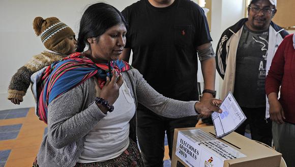 Una mujer aymara emite su voto durante las elecciones presidenciales, en La Paz, Bolivia. (Foto: AFP)