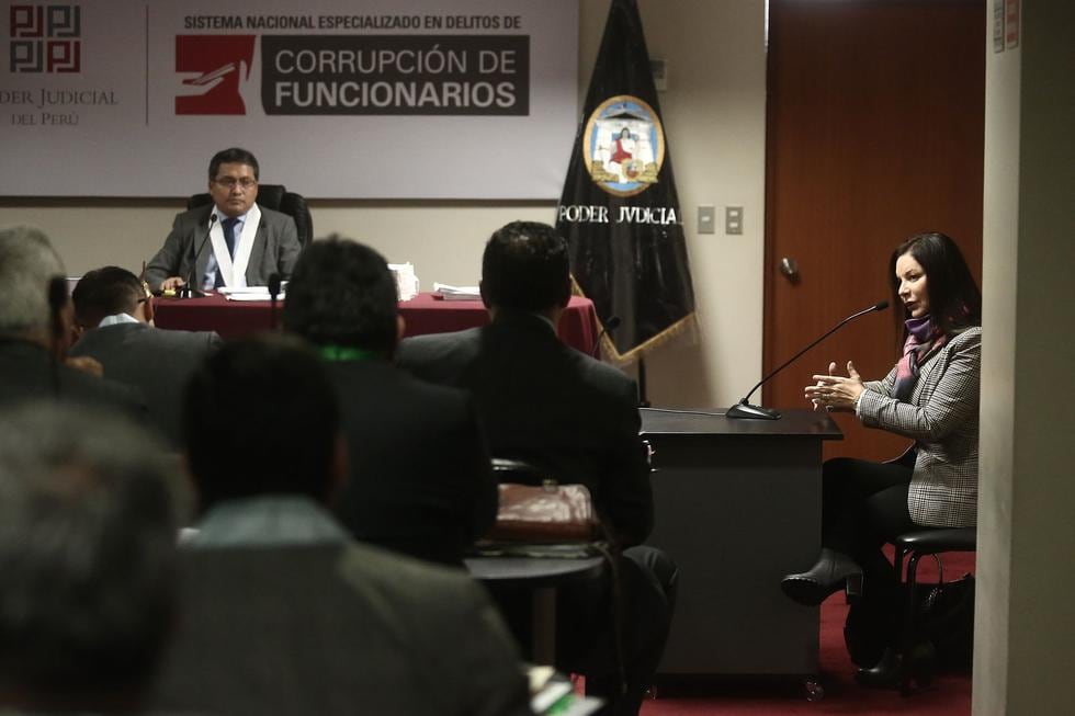 La periodista Cecilia Valenzuela, directora de Perú21, acudió como testigo al Tercer Juzgado Penal Unipersonal especializado en delitos de corrupción de funcionarios para rendir su declaración en el juicio que se le sigue al ex operador montesinista, Oscar López Menenes