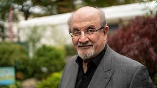 ¿Por qué fue atacado Salman Rushdie? La larga persecución que sufrió a manos del Ayatollah Khomeini