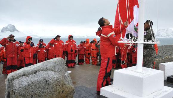 SU NOMBRE EN EL HIELO. Jefe de Estado celebró los 25 años de la primera exploración a la Antártida. (Andina)