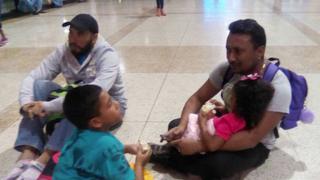 La tristeza de los venezolanos porque el gobierno de Maduro les negó reencontrarse con sus hijos en Perú