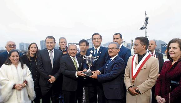 El presidente entrega premio a la caballeriza del prófugo Óscar Peña.(Jockey Club)