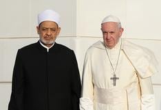 El histórico beso del Papa Francisco y el imán musulmán que sella un pacto de paz