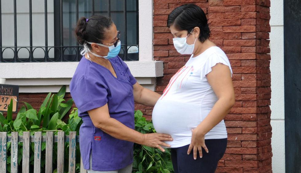 En Guayaquil los hospitales siguen atendiendo partos, pero el riesgo de contagio espanta a las futuras madres. Las que llegan son internadas brevemente, salvo complicaciones, sin derecho a visitas. (JOSÉ SÁNCHEZ LINDAO / AFP)