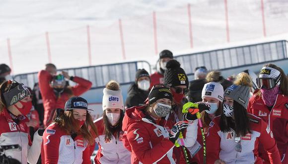 El equipo de Austria celebra tras la carrera de descenso femenino en la Copa del Mundo de Esquí Alpino FIS en St. Anton am Arlberg, Austria, el 9 de enero de 2021. (EFE)