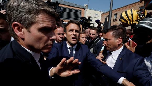 El presidente francés, Emmanuel Macron, se reúne con residentes y vendedores en la plaza del mercado de Saint-Christophe en Cergy, suburbio de París. (Foto: EFE/EPA/BENOIT TESSIER)