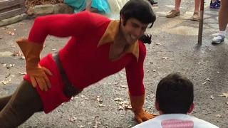 YouTube: ‘Gastón’ dejó en ridículo a turista que lo retó en Disney World