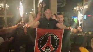 Hinchas del París Saint Germain celebran en el centro de Lisboa la victoria de su equipo