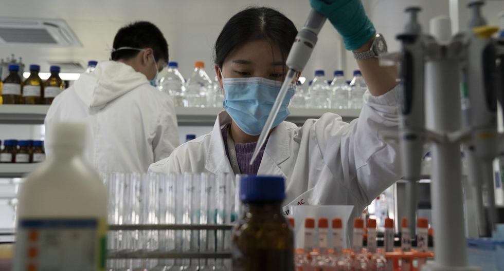 Un empleado trabaja en un laboratorio en una fábrica que produce una vacuna contra el coronavirus en Beijing. Imagen referencial del jueves 24 de setiembre de 2020. (AP/Ng Han Guan).
