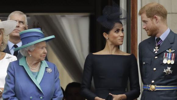 La reina Isabel II del Reino Unido, Meghan de Sussex y el príncipe Enrique, en el balcón del Palacio de Buckingham. (Foto: AFP/Archivo)