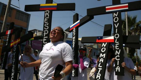 Madres migrantes protestan realizan plantón para exigir su residencia en Perú. (AP)