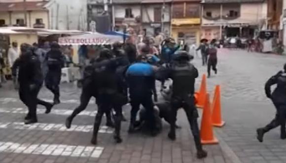 Policías atacan a peruanos en mercado de Loja. (Foto: captura TV)