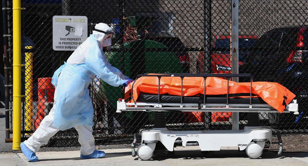 Un cuerpo es trasladado a un camión frigorífico que sirve como depósito temporal en los exteriores del Hospital Wyckoff, en el distrito de Brooklyn, el 4 de abril de 2020, en Nueva York. (AFP / Angela Weiss / Referencial).